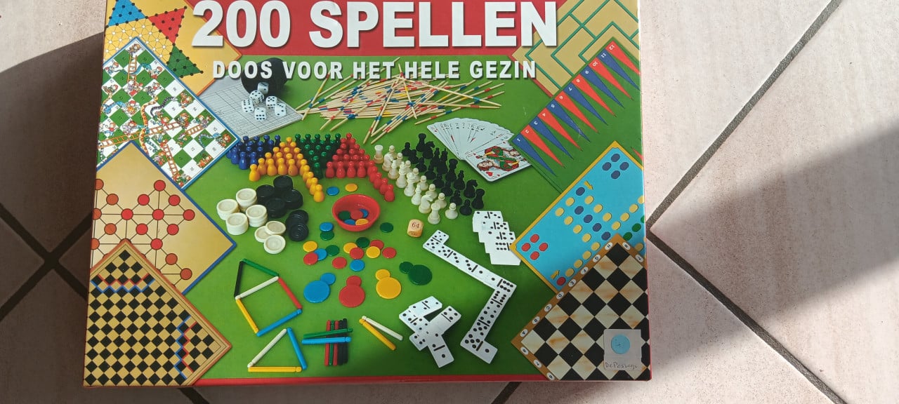 DOOS MET SPELLETJES