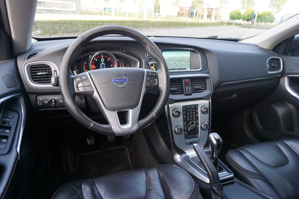 Volvo V40 2.0 d2 ocean race business airco / navi / camera / leder / cruise