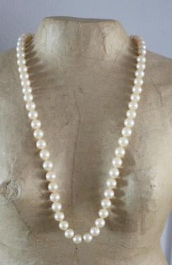 Witte  met goudkleurige parelketting