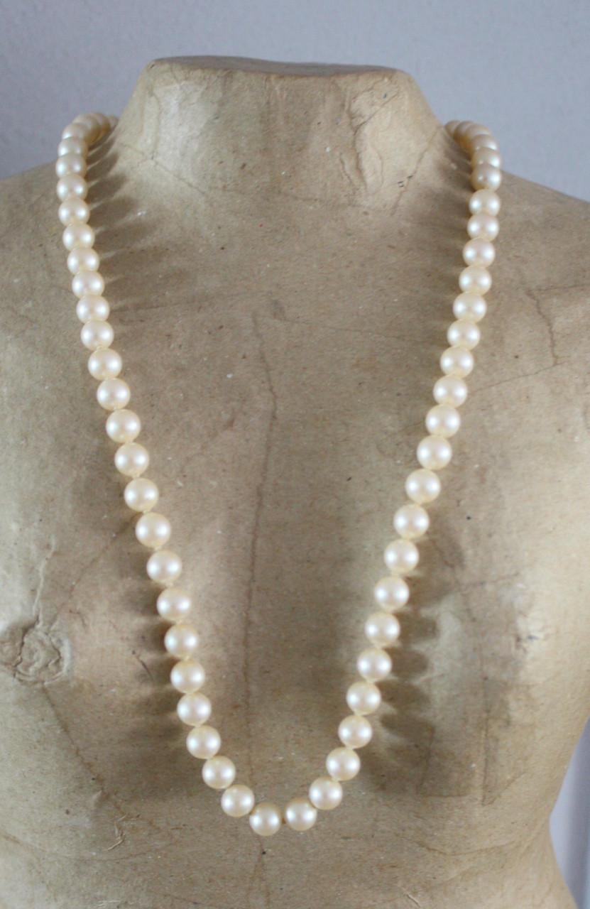 Witte  met goudkleurige parelketting