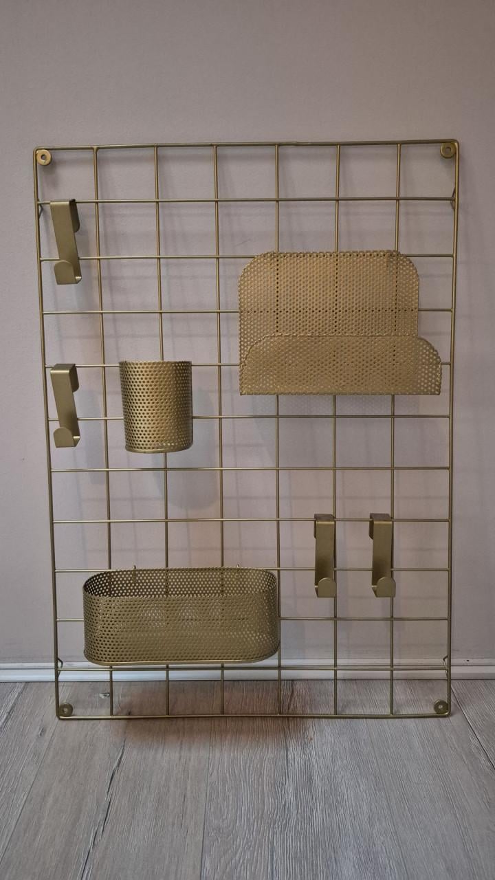 Gouden metalen rasterbord met accessoires messing