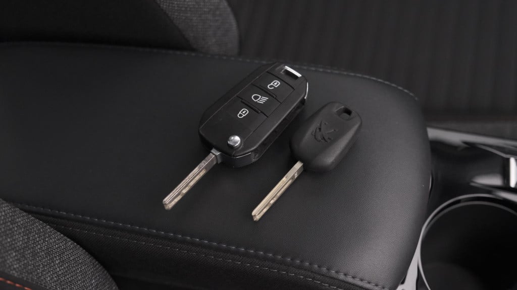 Peugeot 208 puretech 100 eat8 active | parkeersensoren | navigatie | apple 