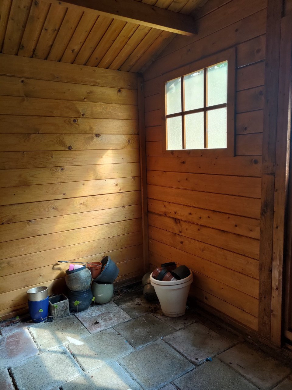 Tuinhuisje met slot en twee sleutels