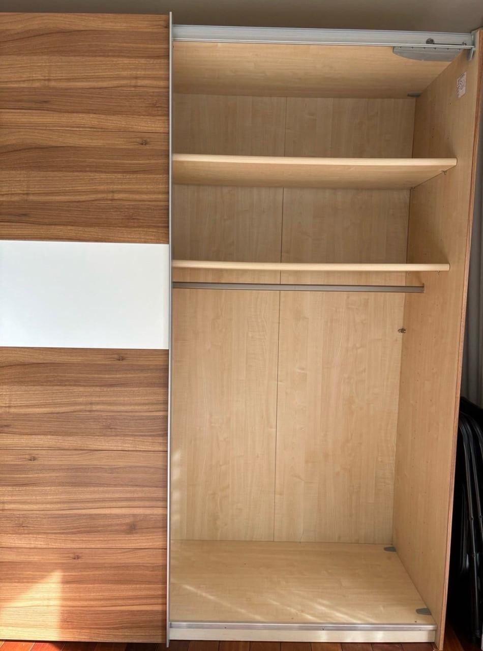 Kledingkast met schuifdeuren
