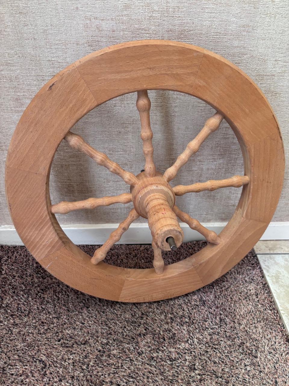 Twee spinnenwielen, voor decoratie