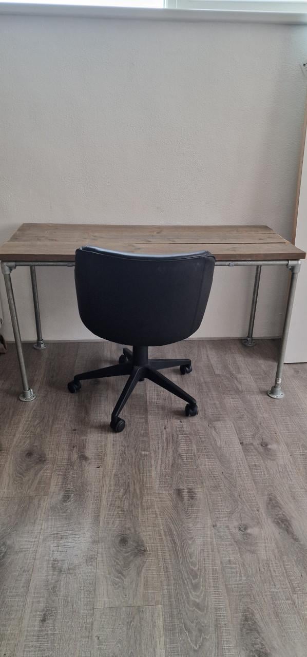 Bureau 130x72cm inclusief bureaustoel