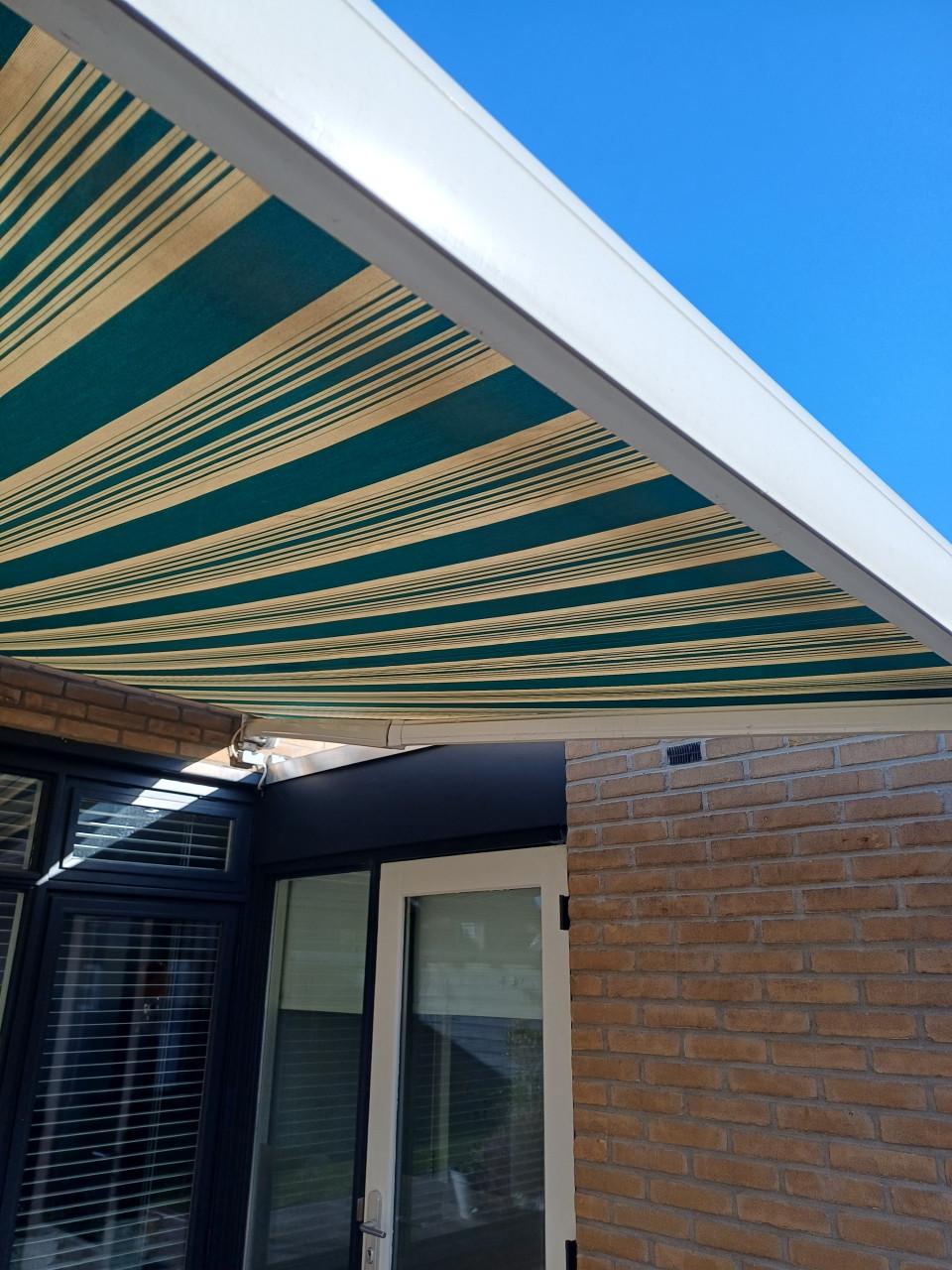 Zonnescherm elektrisch, knikarm