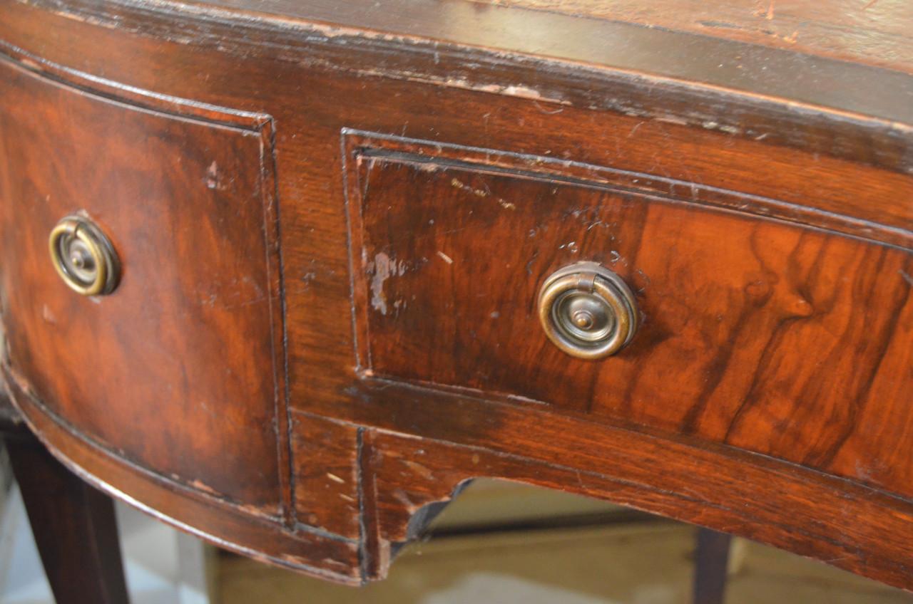 Antiek bureautje waar wat werk aan zit, niks ernstigs t.e.a.b.