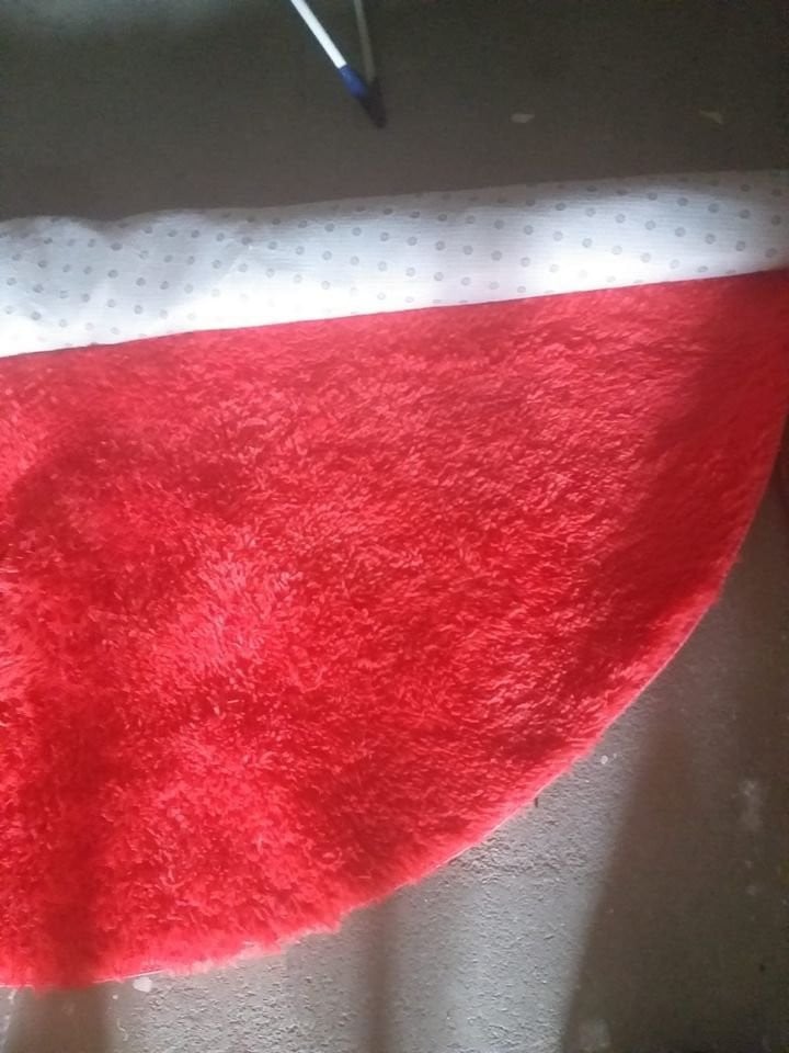 TE KOOP NIEUWE RODE RONDE TAPIJT DIAMETER 200CM ZACHTE MODEL. OPHALEN IN AX