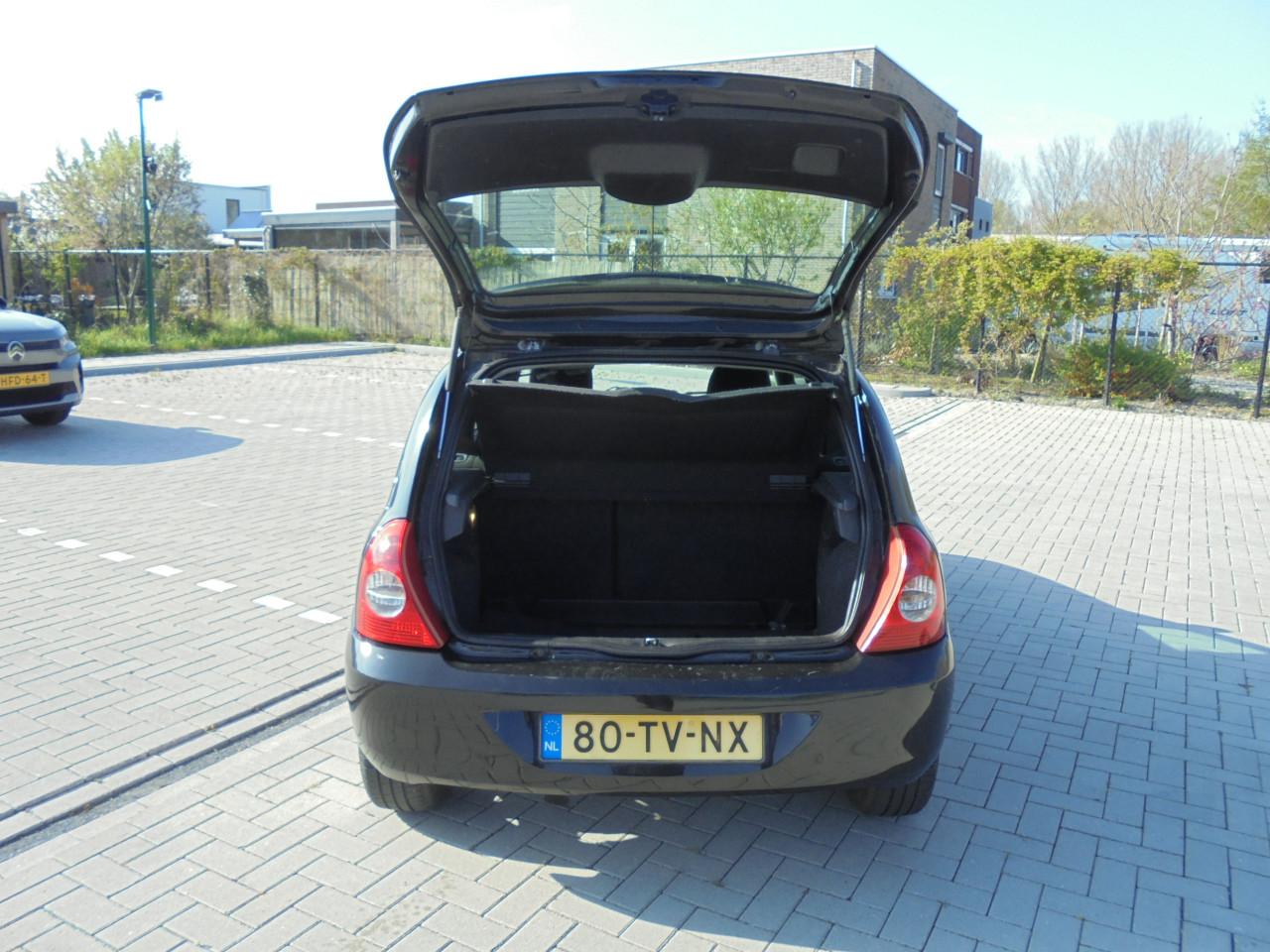 Clio 1.2-16V Zwart Metallic apk januari 2026 met N.A.P Airco ijskoud € 1495