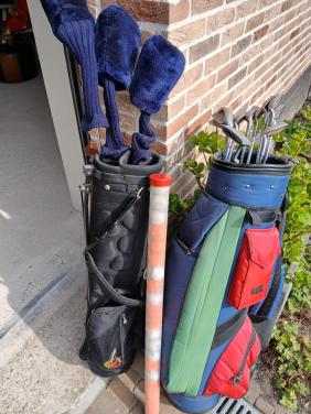 2 Golftassen met 13 clubs.