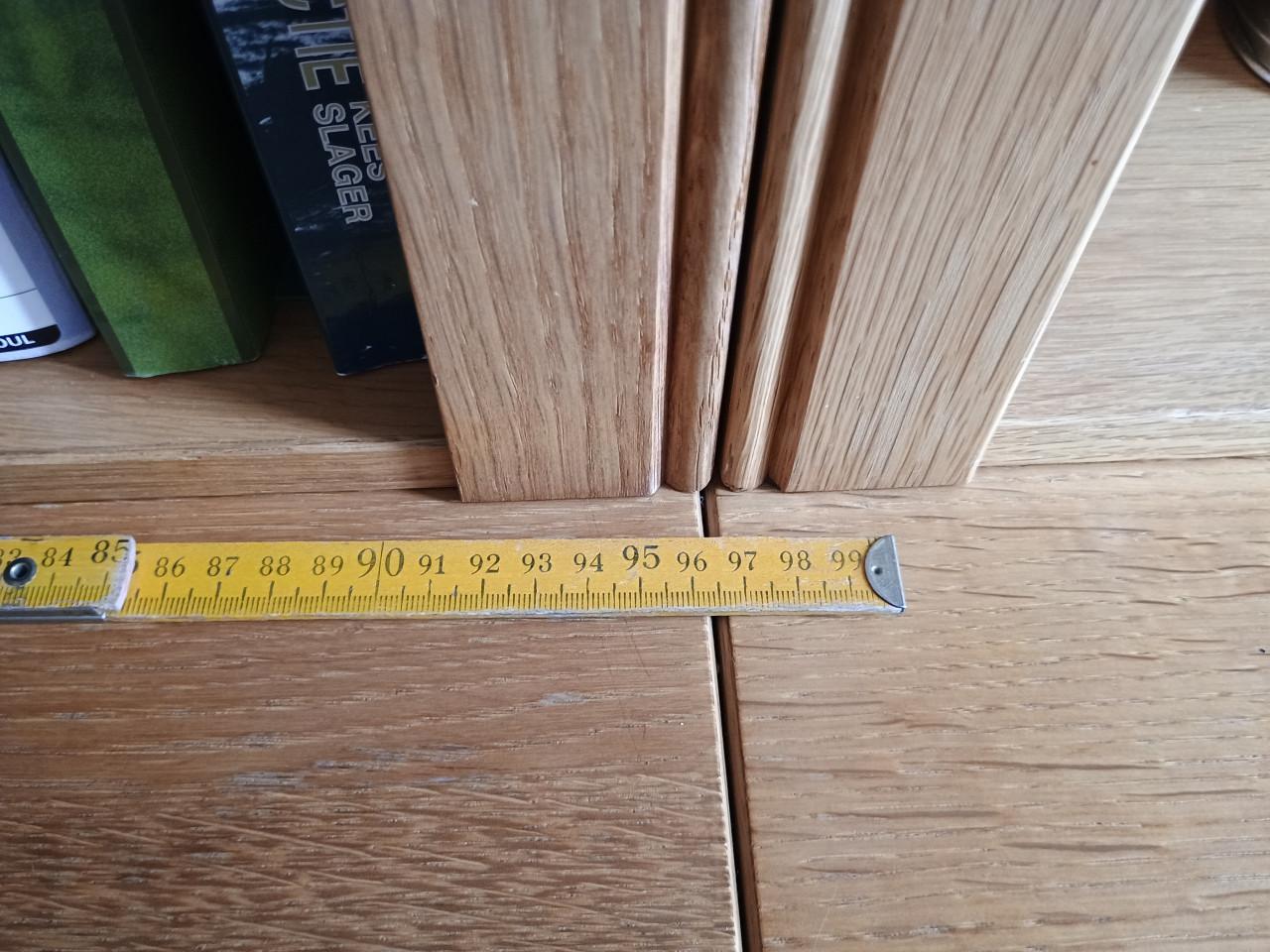 Te koop: licht eiken boeken- / wandkast