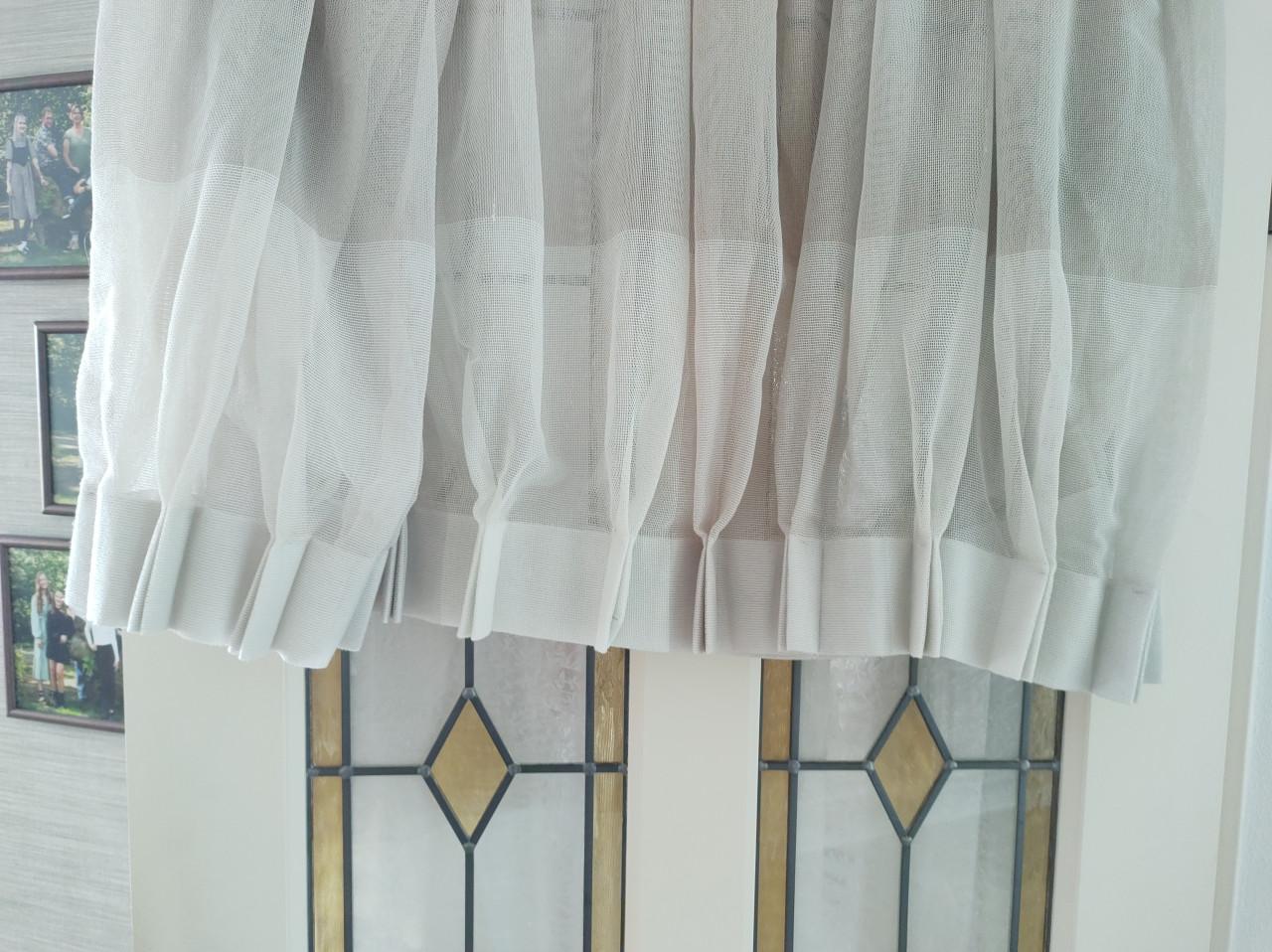 Dubbele set mooie Inbetween glasgordijnen. Crème- beige