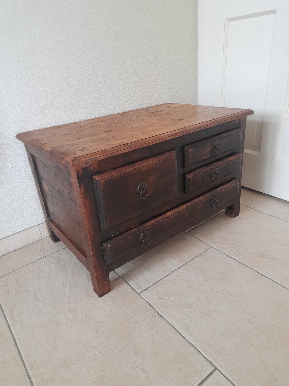 Antiek kastjee  72 x 45 x 44H ( in goede staat )