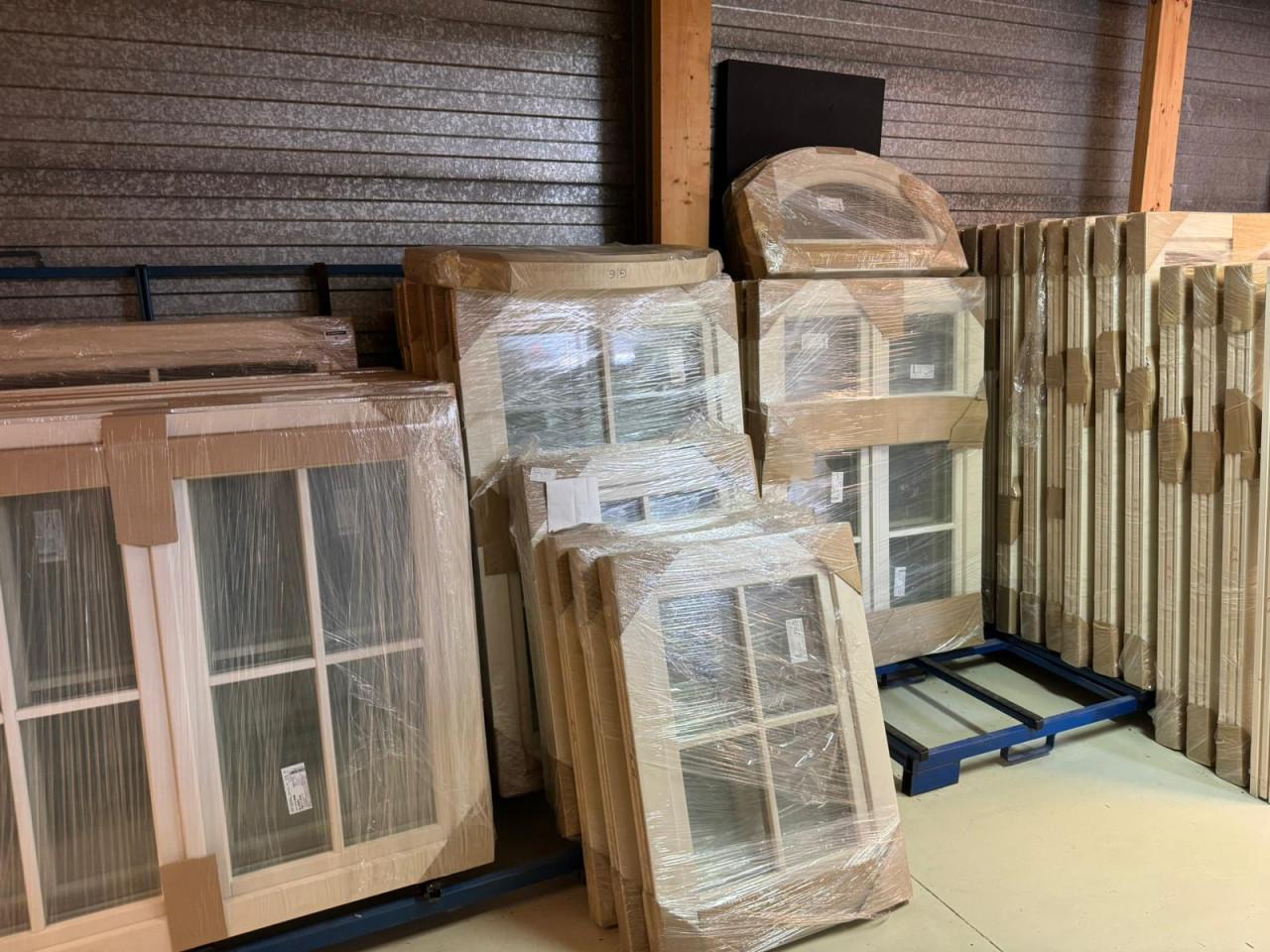 Loods vol nieuwe meranti houten kozijnen