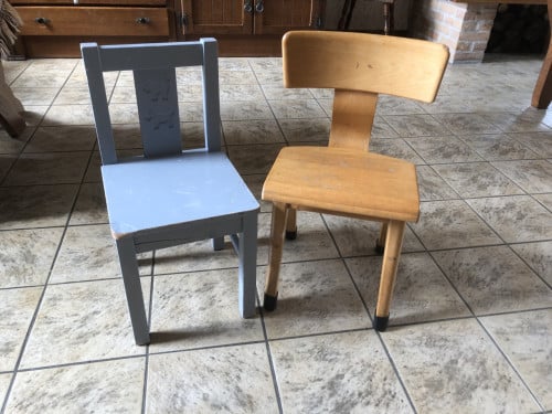 2 kleuter-/peuterstoeltjes ( hout )