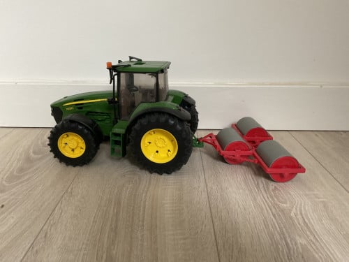 Bruder trekker met getrokken landrol.