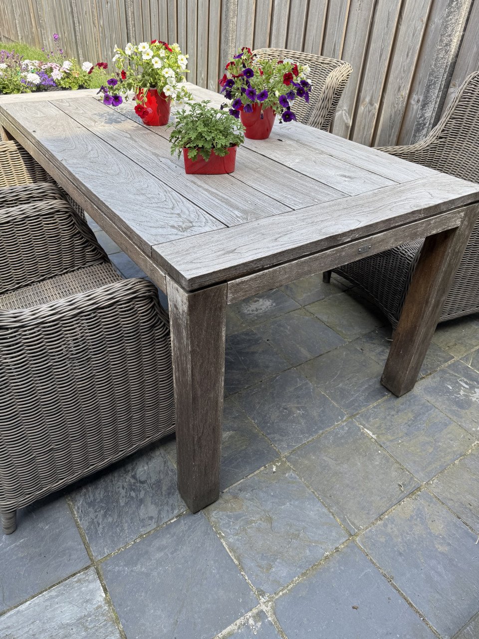 Oude teak tuintafel