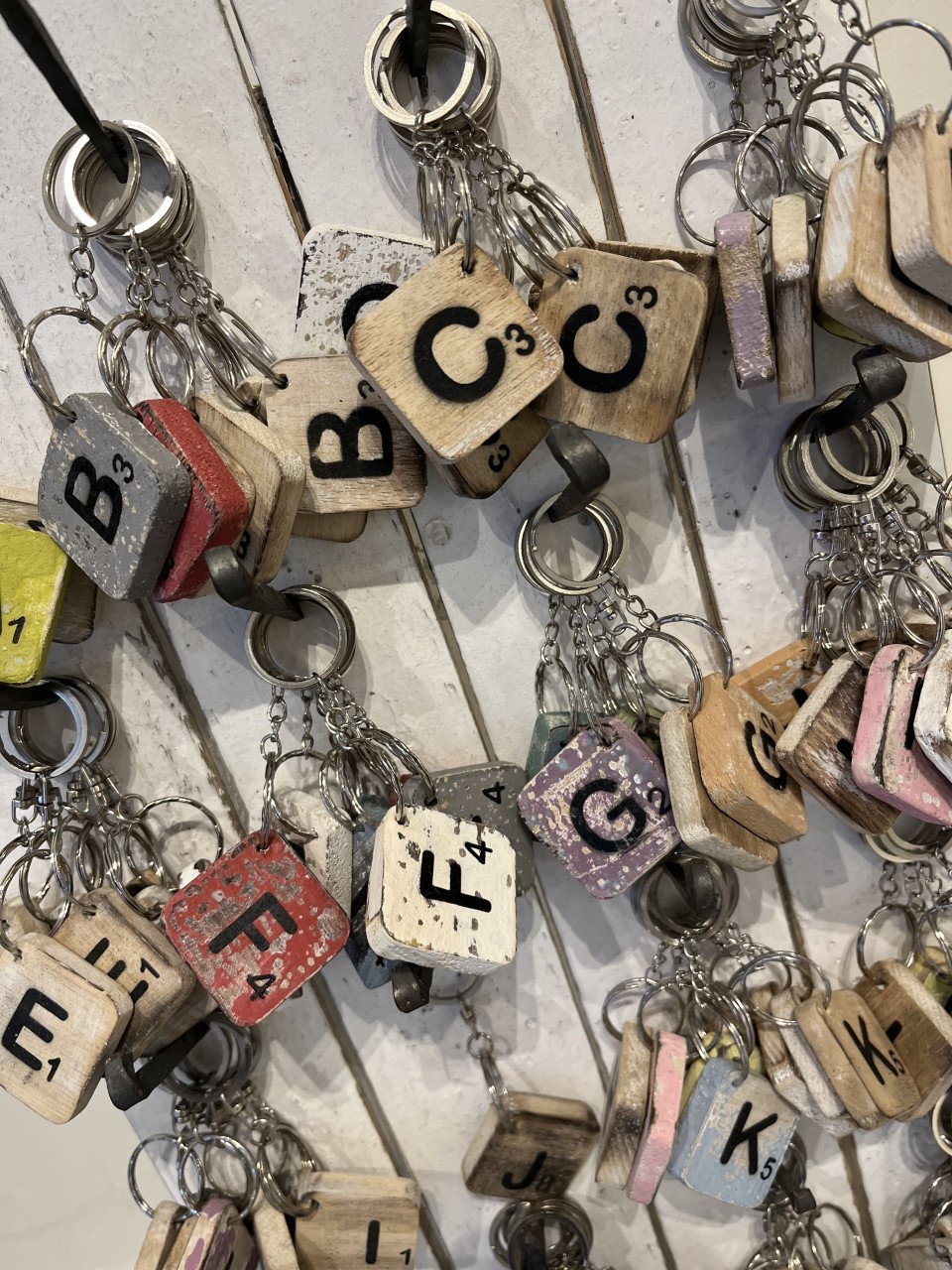 Partij scrabbleletters en sleutelhangers