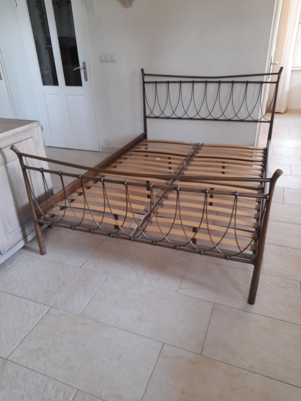 2 persoons bed 140 x 200 ( in goede nette staat )