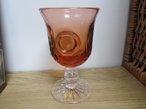 Zalmkleurig bewerkt glas