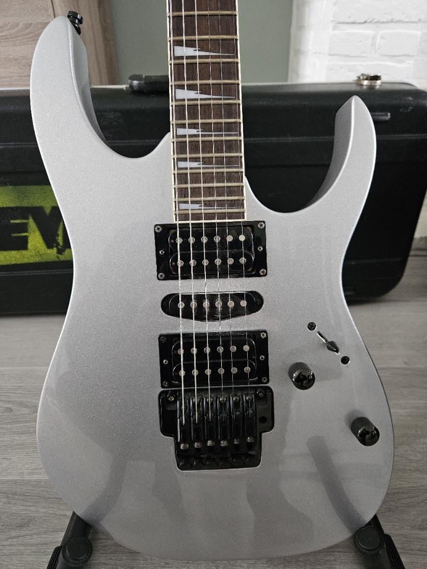 Ibanez RG 370 DX Met Versterker En Toebehoren Te Koop.