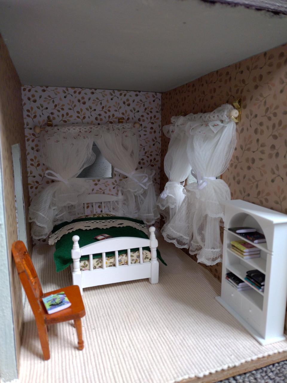 Leuk en groot houten poppenhuis inclusief meubels en poppen 80 x 80