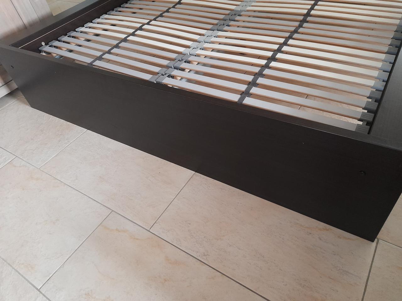 Prachtig 2 P. Bed 160 x 200 (in goede nette staat)  Kleur bruin/zwart