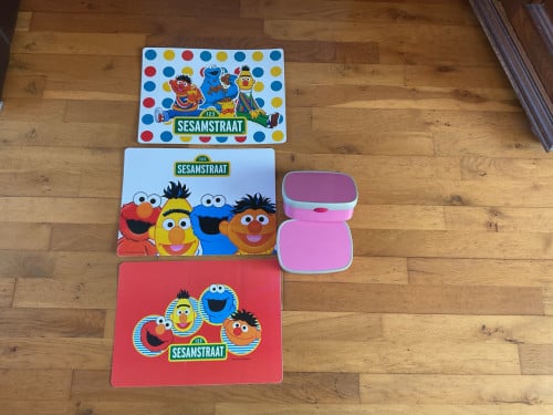 2 Mepal broodtrommeltjes en 3 sesamstraat placemats