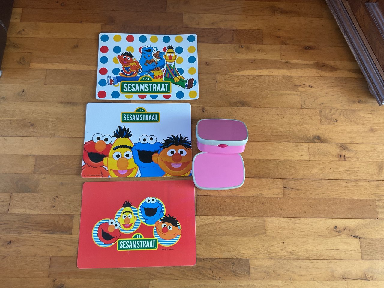 2 Mepal broodtrommeltjes en 3 sesamstraat placemats