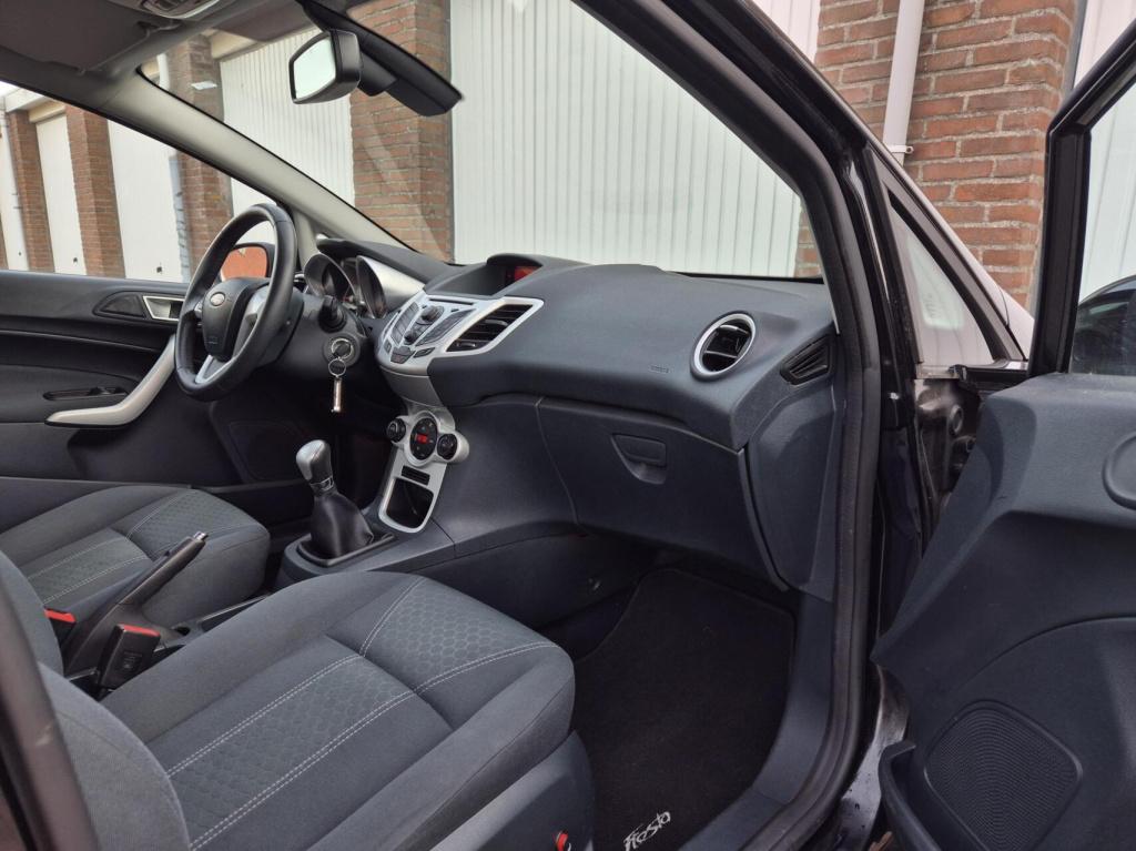 Ford Fiesta 1.25 titanium / dealeronderhouden / voorruitverwarming / stoelv