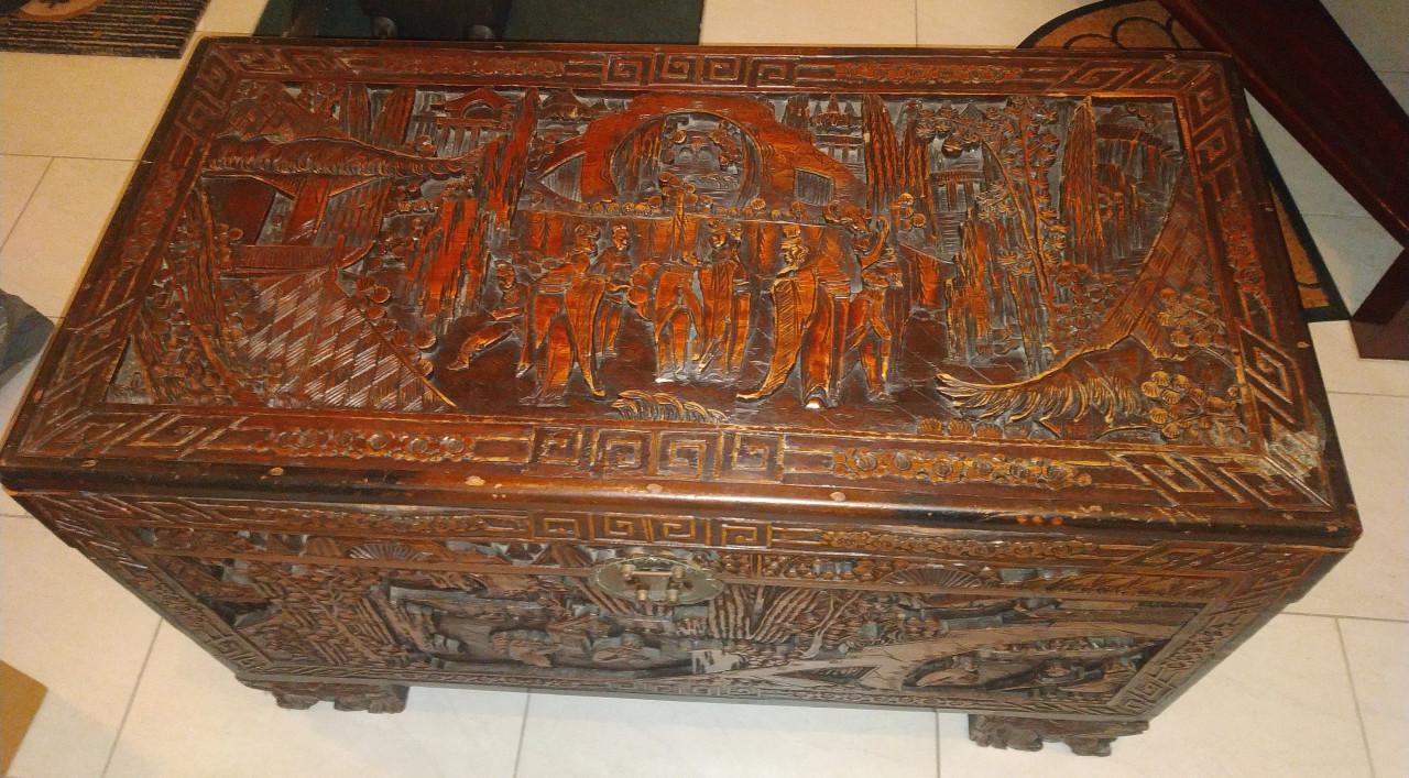 Dekenkist koloniaal, met houtsnijwerk