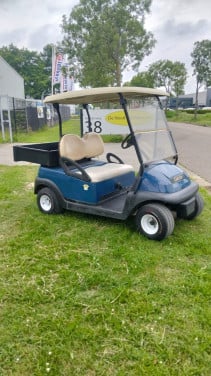 Club Car met laadbak en voorzien van nieuwe accu's en acculader