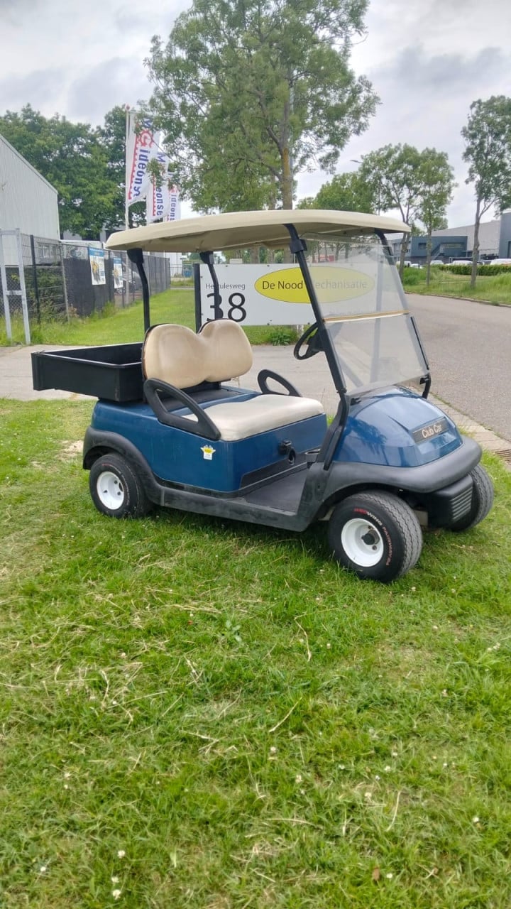 Club Car met laadbak en voorzien van nieuwe accu's en acculader