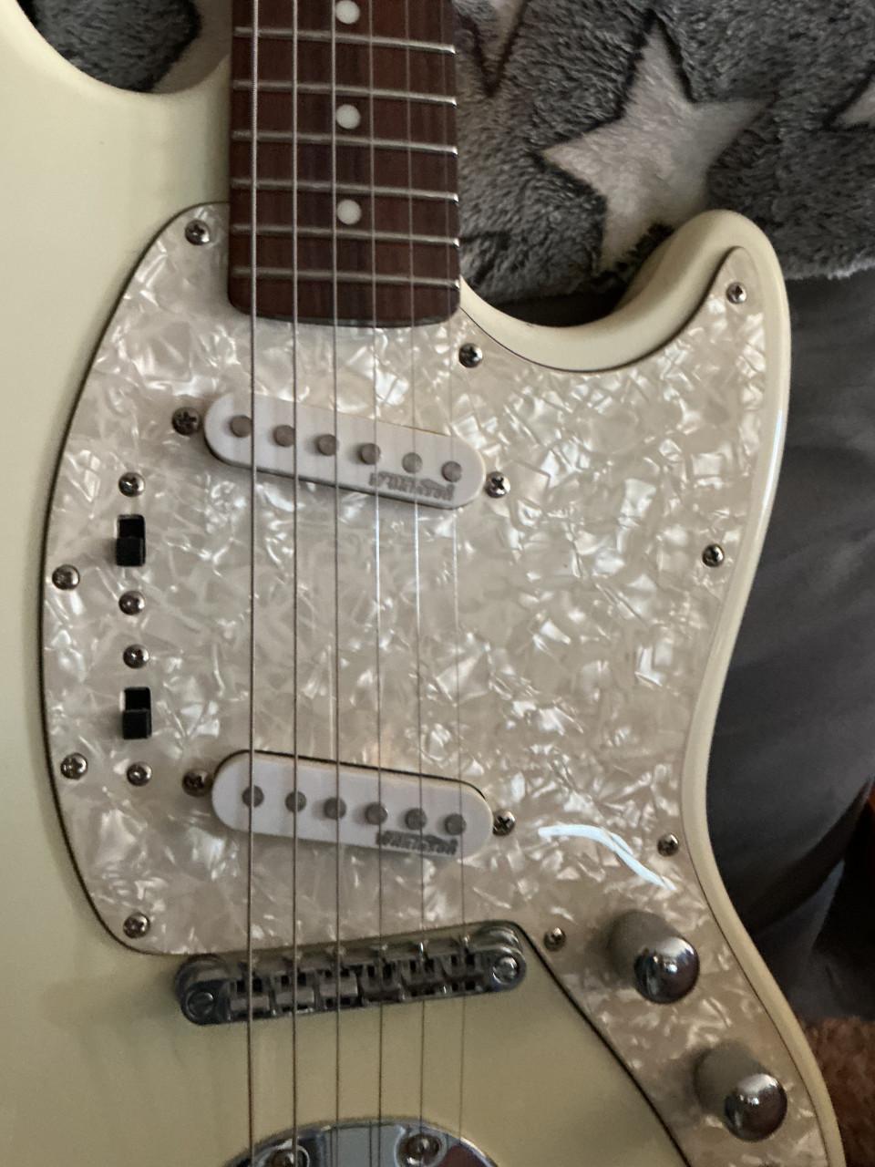 Mustang gitaar HB Artic white pearl  58 cm.Mensuur