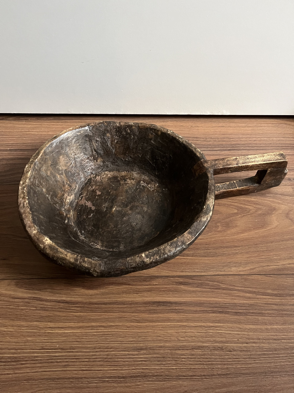 Houten schaal met handvat