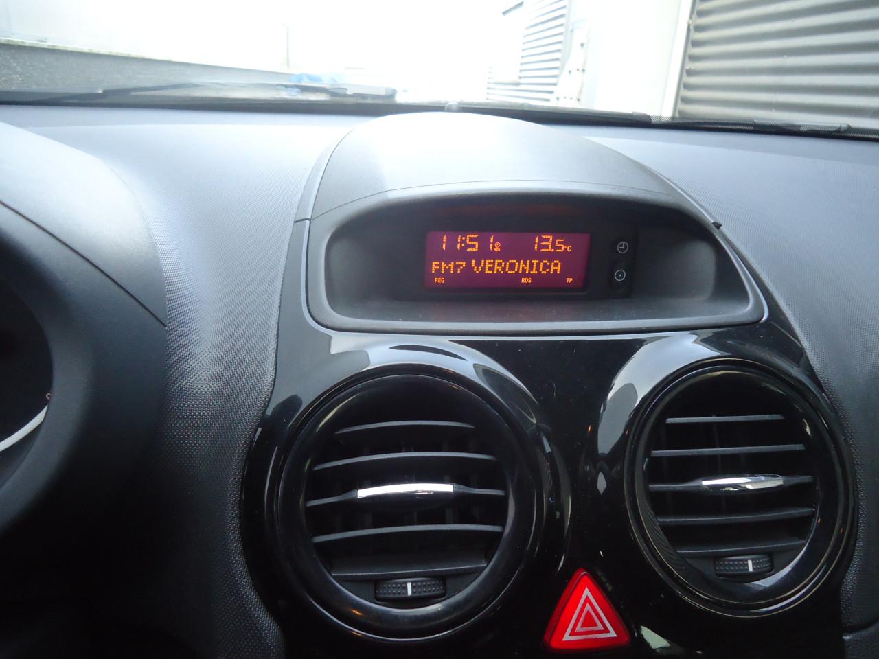 Opel corsa 14-16v 5drs 111 edition