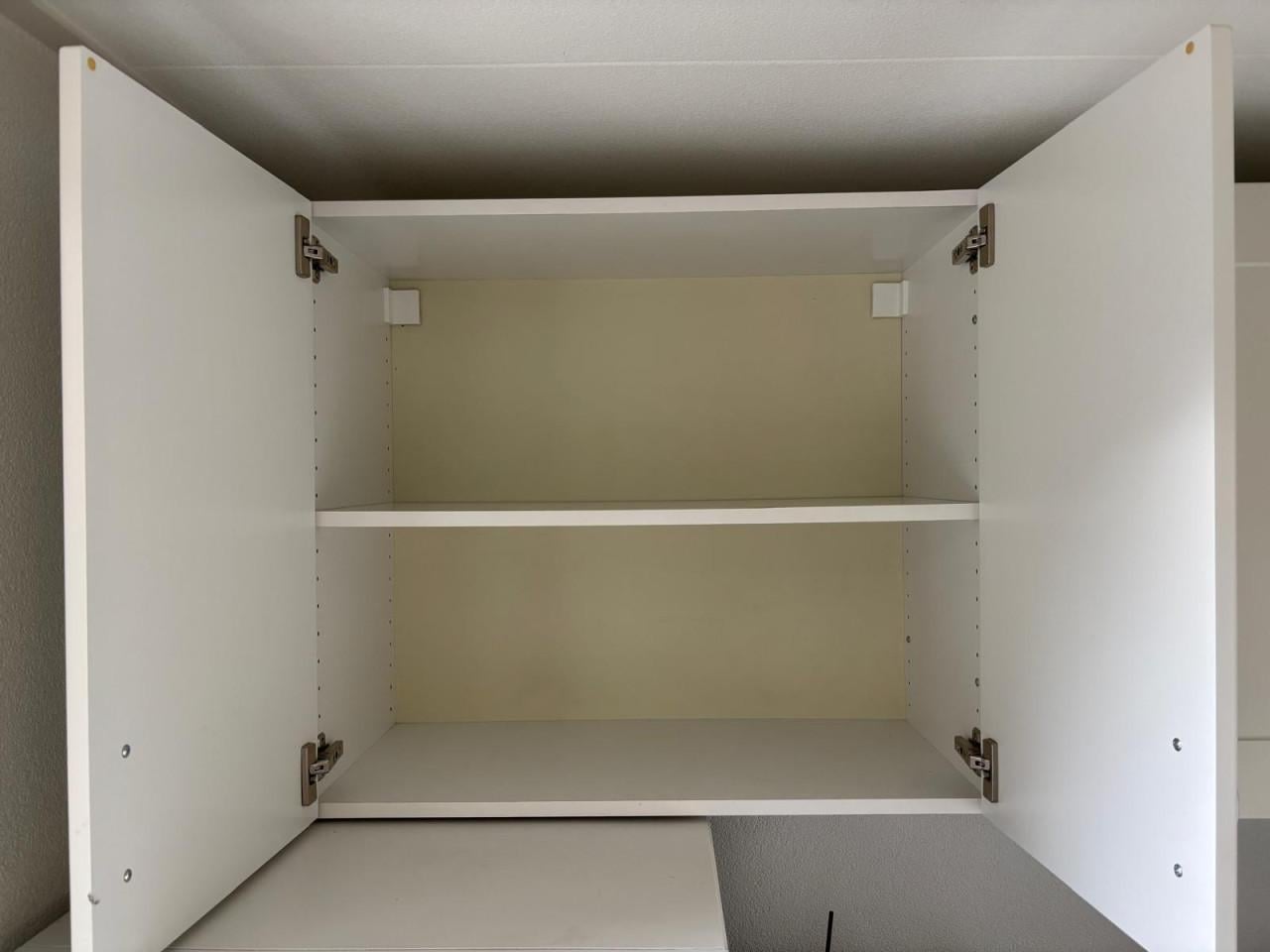 Twee brede keuken bovenkasten
