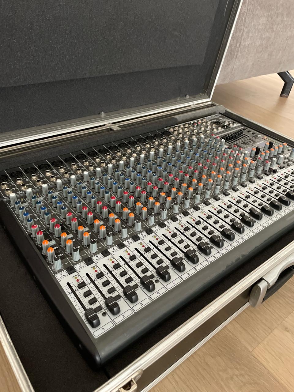 Behringer Eurodesk SX2442FX Mengpaneel + Stevige Flightcase!