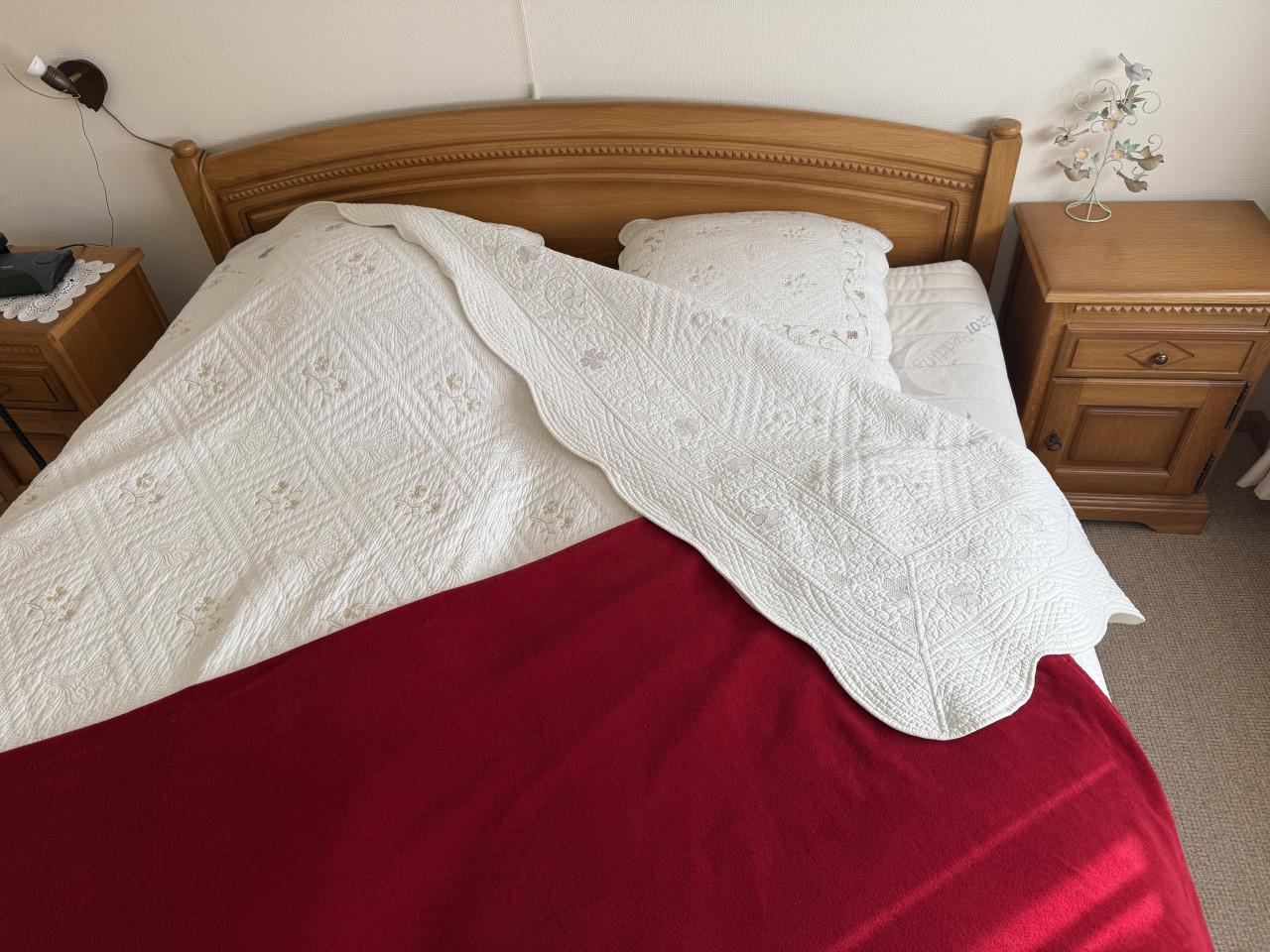 Ledikant,1 ELEKTRA, 1 HAND. 2 Matr. 2 Lattenb. 2 Nachtkastjes Perfecte st.