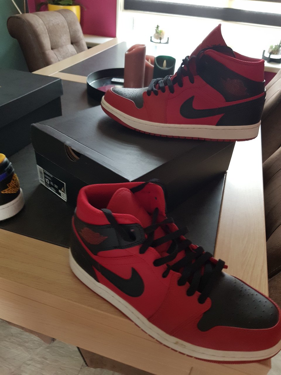 2 paar Nike air jordan mid & low