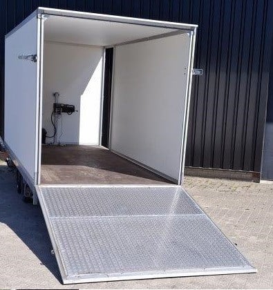 Te Koop gesloten aanhangwagen 405cm met loopdeur met lier