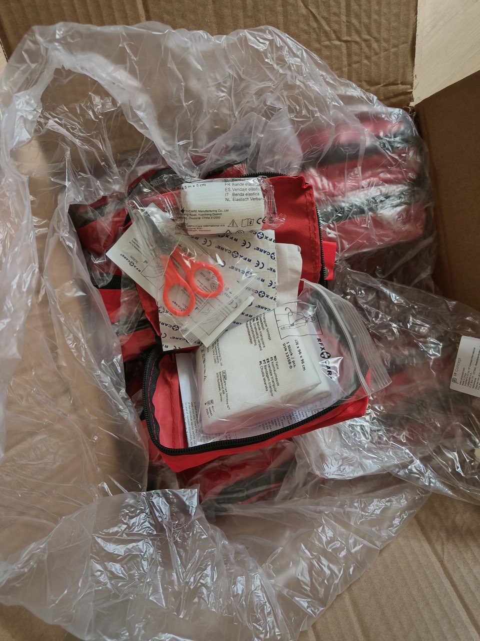 Restpartij noodproducten van een noodpakkettenwebshop