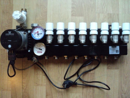 Vrijwel nieuwe 8 groep verdeler vloerverwarming ENERGI ZUINIGE pomp
