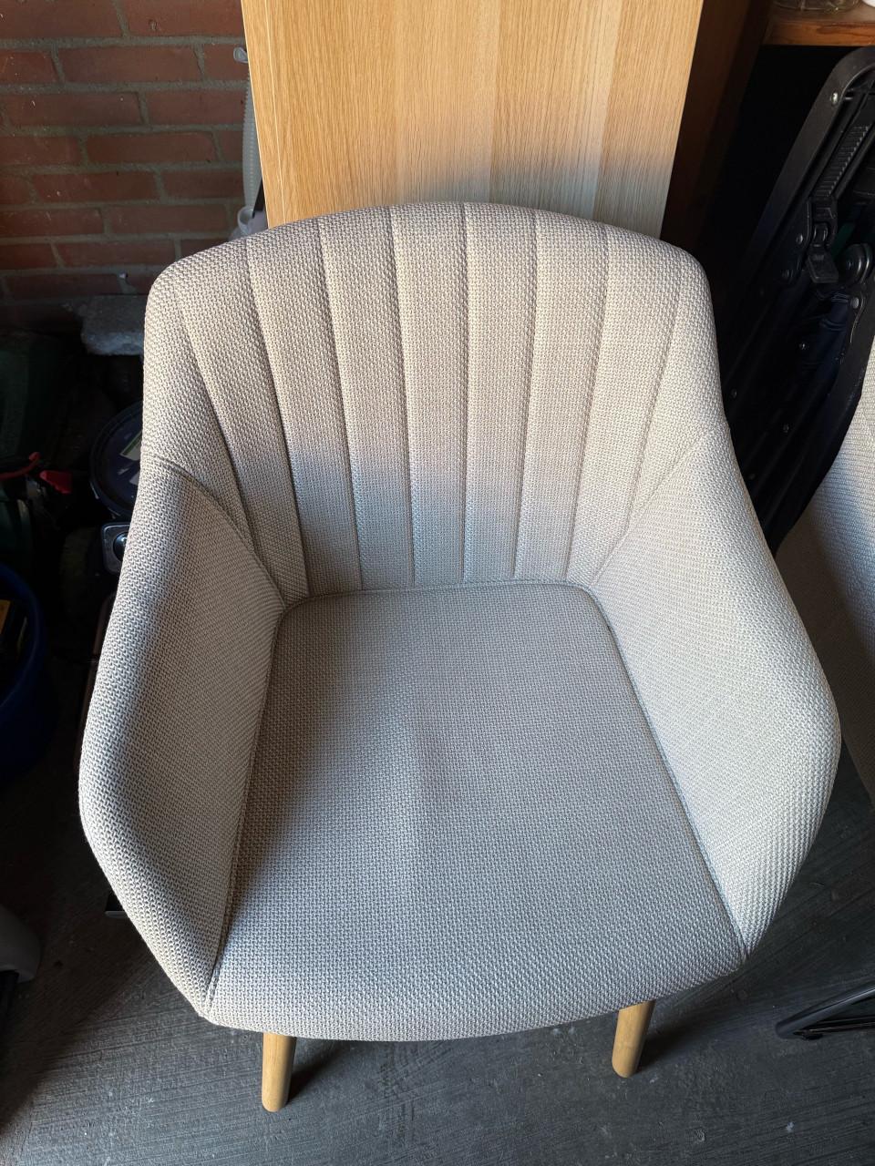 Licht bruine eettafel met 4 beige stoelen