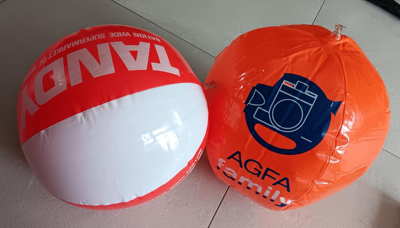 2 KLEINE OPBLAASBARE STRANDBALLEN