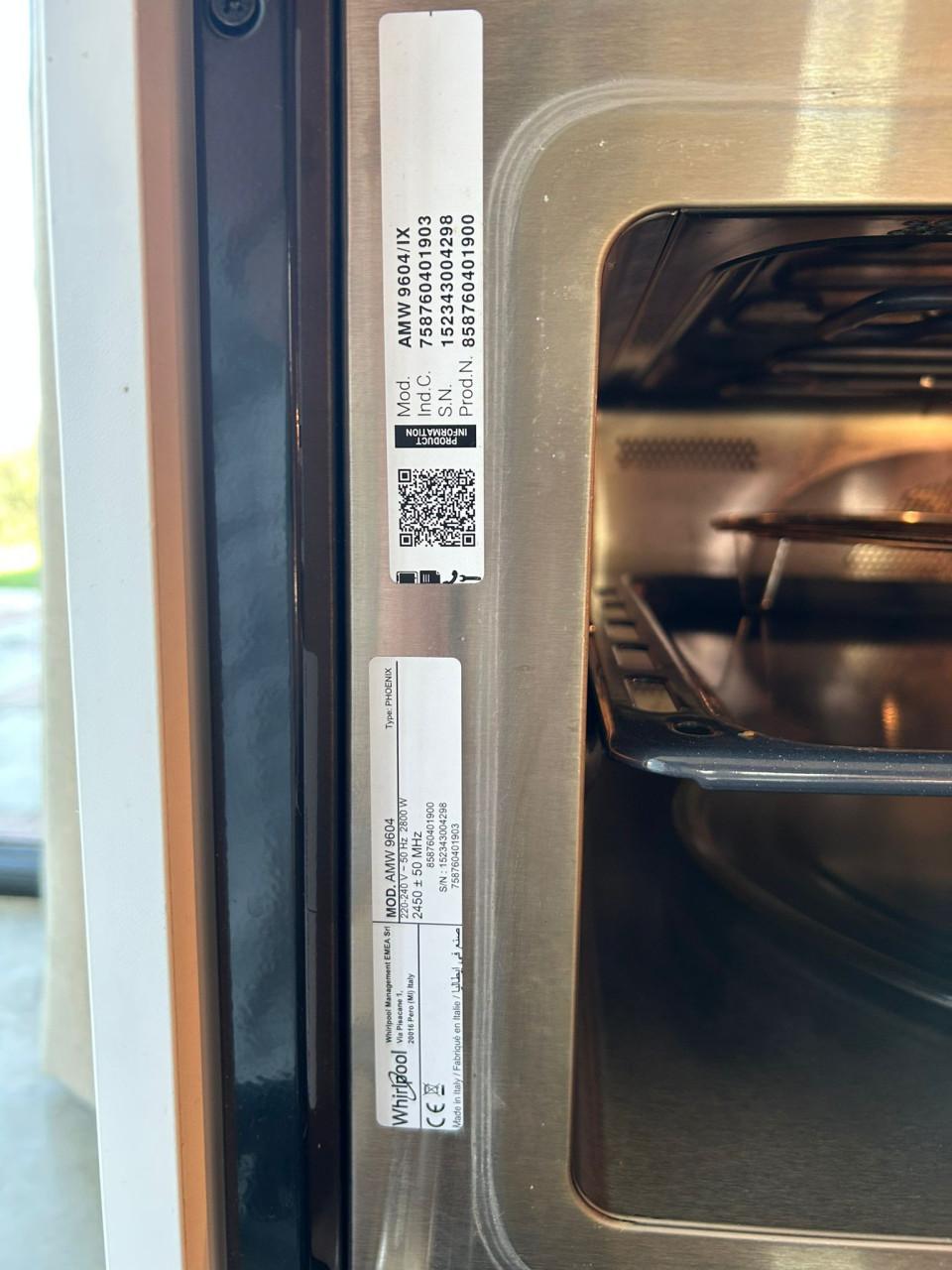 Compacte keuken met inbouw apparatuur en boiler