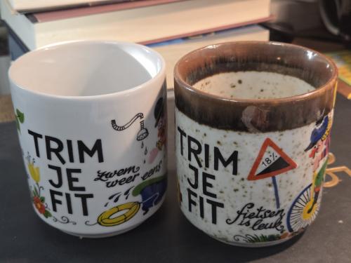 Twee mokken , Bavaria, met daarop de tekst "Trim je fit". uit 1969