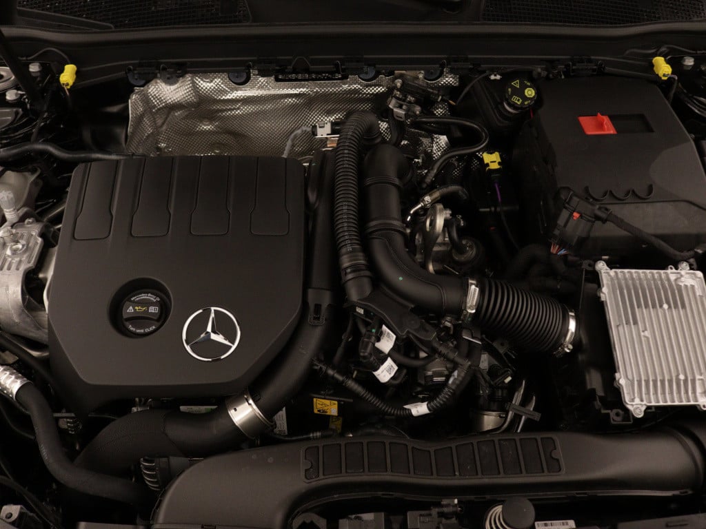 Mercedes-Benz Cla shooting brake 180 star edition luxury line | trekhaak | 