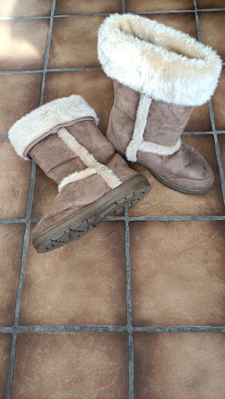 Heerlijke warme laarzen, maat 41, kleur donker taupe.